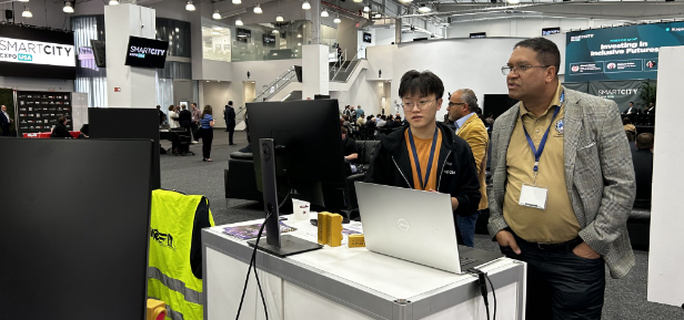 Dachuan presenting at kiosk